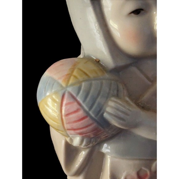 2 Vintage Porcelain Geisha Figurines Ball Flowers 6.5" Tall Blue Bows Taiwan - Picture 6 of 10